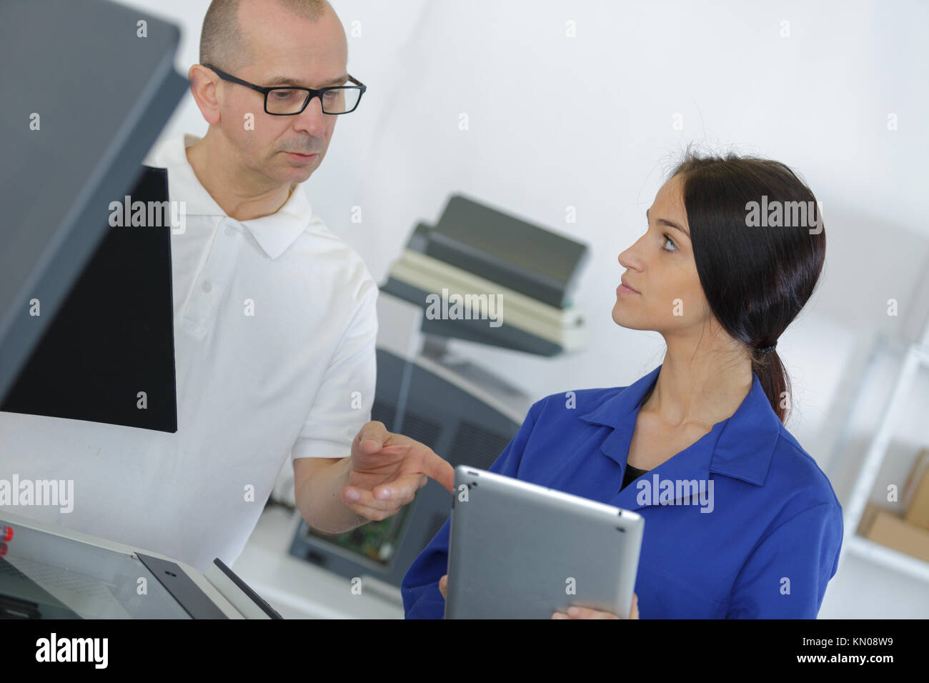 Ritratto di giovane uomo dalla macchina di stampa Foto Stock