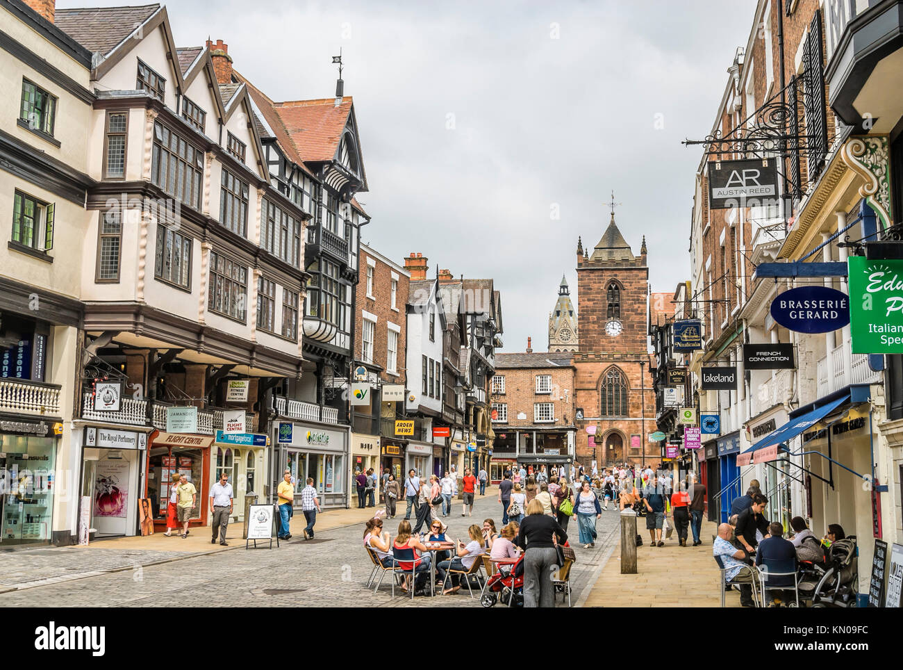 Le persone si rilassano nei Coffee Shops lungo Frodsham Street nel centro storico della città di Chester, Cheshire, Inghilterra nord-occidentale Foto Stock