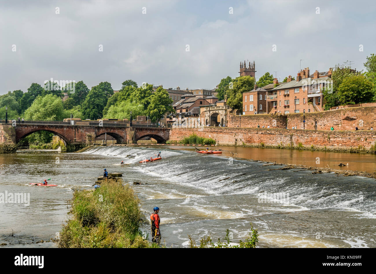 Il Chester Weir al vecchio Dee ponte attraverso il fiume Dee in Chester; Cheshire, Inghilterra Foto Stock