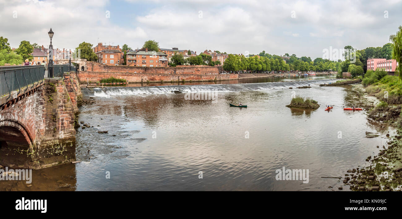 Vista sul fiume Dee e le mura della città di Chester; Cheshire; Inghilterra Foto Stock