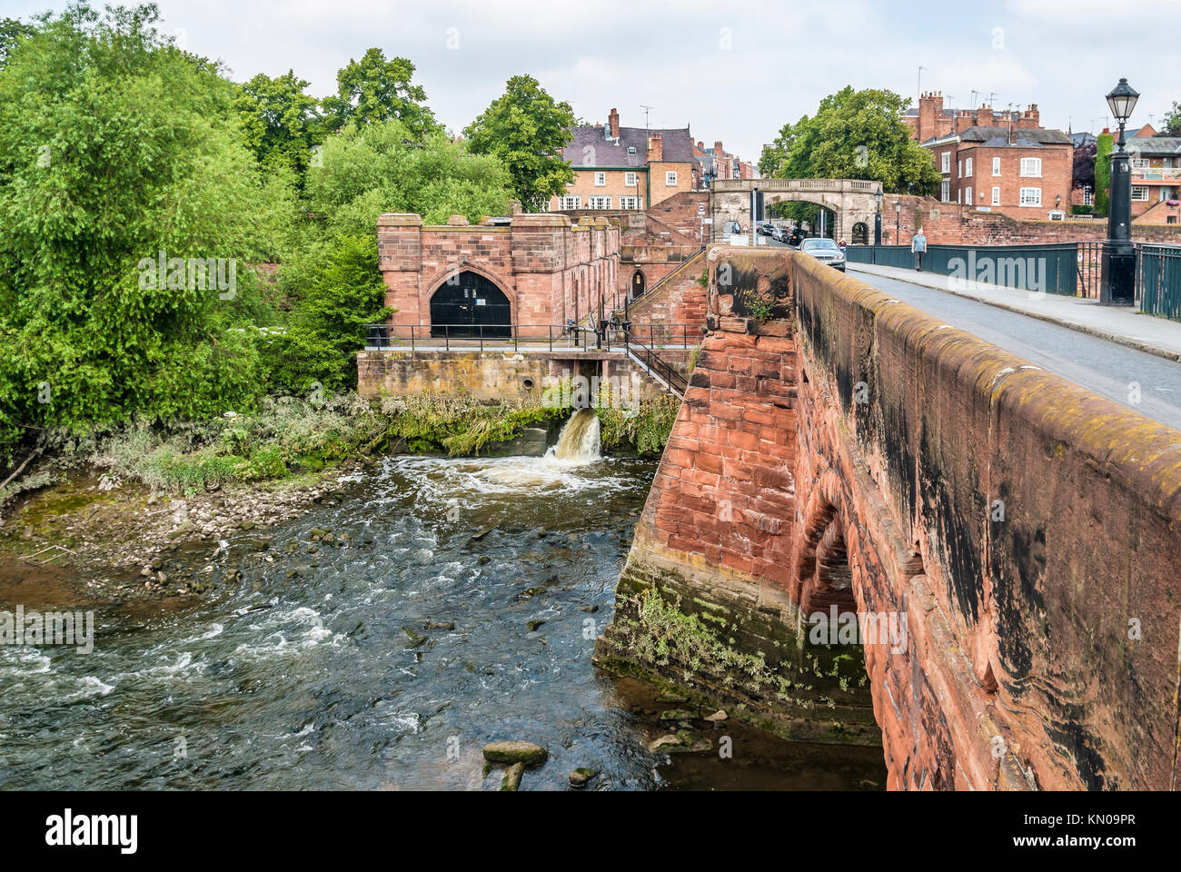 Centrale idroelettrica vicino al Ponte Vecchio Dee sul Fiume Dee che ha sostituito il Vecchio Dee Mills a Chester, Cheshire, Inghilterra Foto Stock