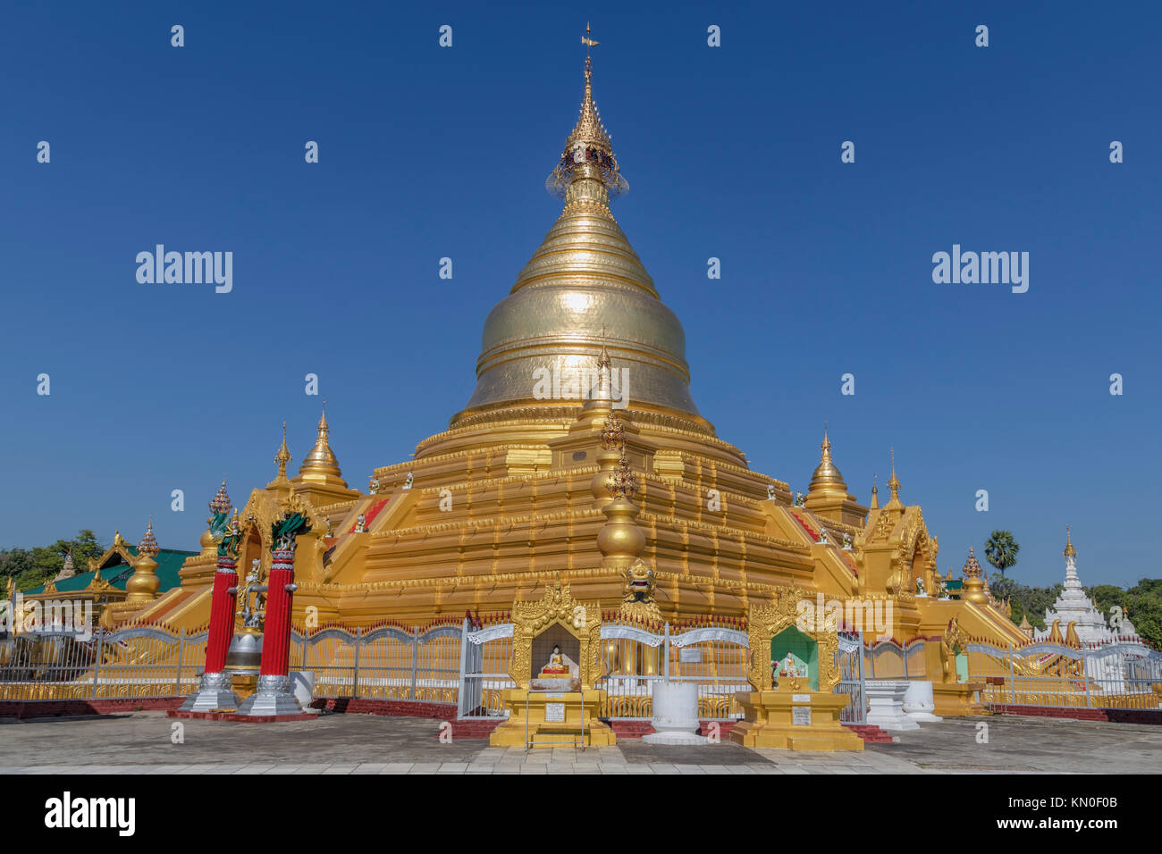 La Pagoda Kuthodaw, Mandalay Myanmar, Asia Foto Stock