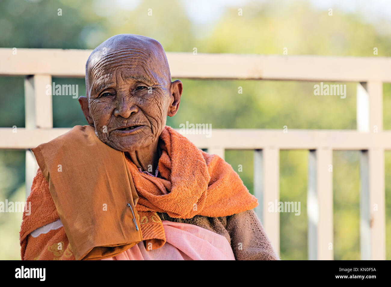 Monaco femmina, Shwe Ba Taung, monastero, a Pagoda, Myanmar, Asia Foto Stock