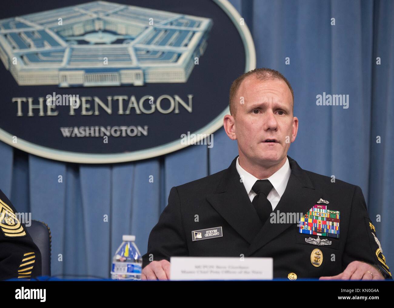 Il Master Chief Petty Officer della Marina degli Stati Uniti Steven Giordano parla ai media alla Pentagon Press Briefing Room 27 novembre 2017 a Washington, DC. (Foto di Dominique A. Pineiro via Planetpix) Foto Stock