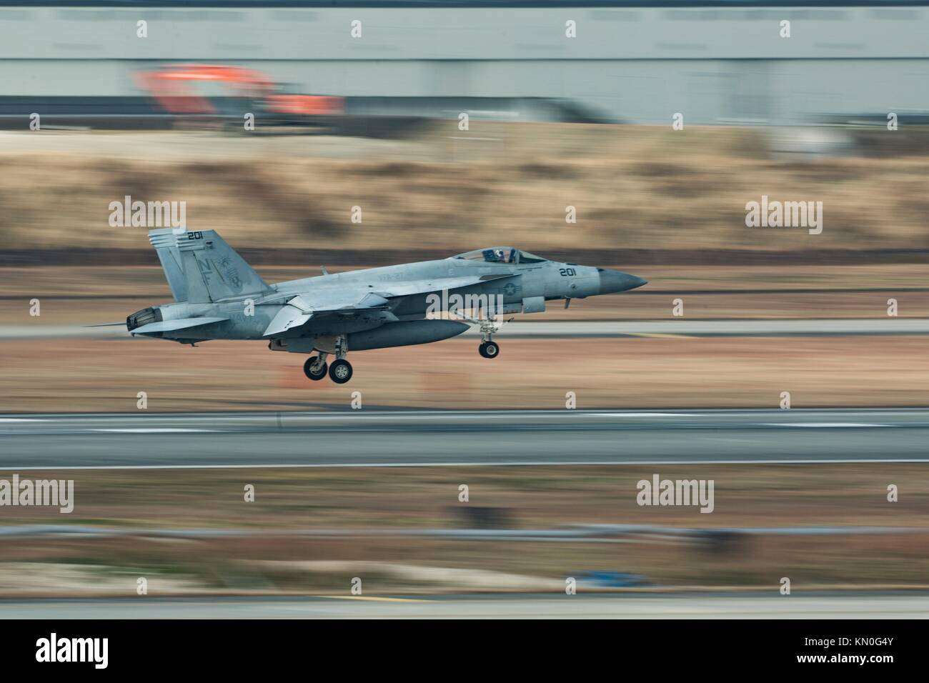 Un U.S. NAVY F/A-18E Super Hornet jet fighter aircraft terre al marine corps air station iwakuni novembre 28, 2017 in Iwakuni, Giappone. (Foto di donato maffin via planetpix) Foto Stock
