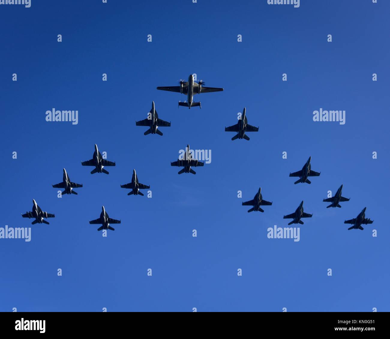 U.s. navy volare in formazione al di sopra della marina degli Stati Uniti nimitz-class portaerei USS nimitz durante una dimostrazione di volo per tiger cruise novembre 30, 2017 nell'oceano pacifico. (Foto di emily johnston via planetpix) Foto Stock