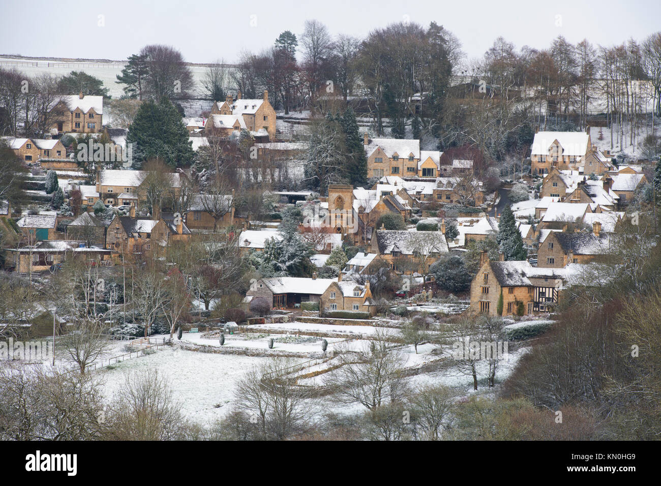 Snowshill il Villaggio sotto la neve in dicembre. Snowshill, Cotswolds, Gloucestershire, Inghilterra Foto Stock