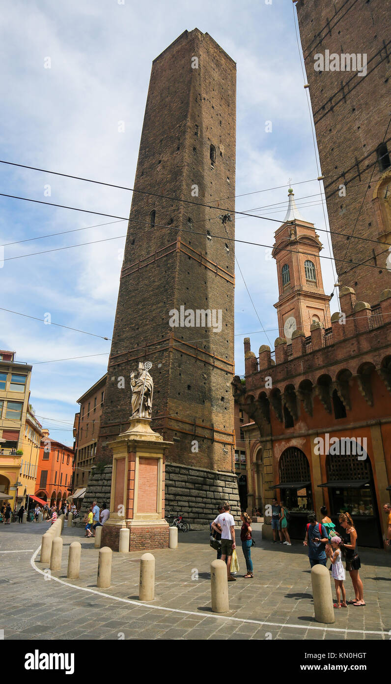 Le due torri o Due Torri, sia della loro inclinazione, sono il simbolo di Bologna, Italia. Foto Stock