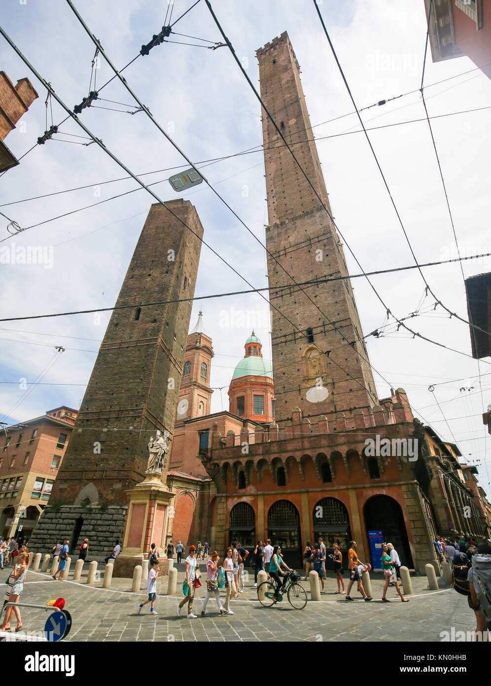 Le due torri o Due Torri, sia della loro inclinazione, sono il simbolo di Bologna, Italia. Foto Stock