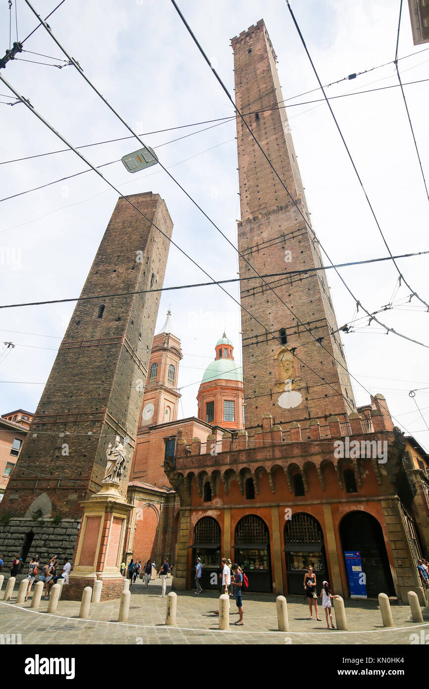 Le due torri o Due Torri, sia della loro inclinazione, sono il simbolo di Bologna, Italia. Foto Stock