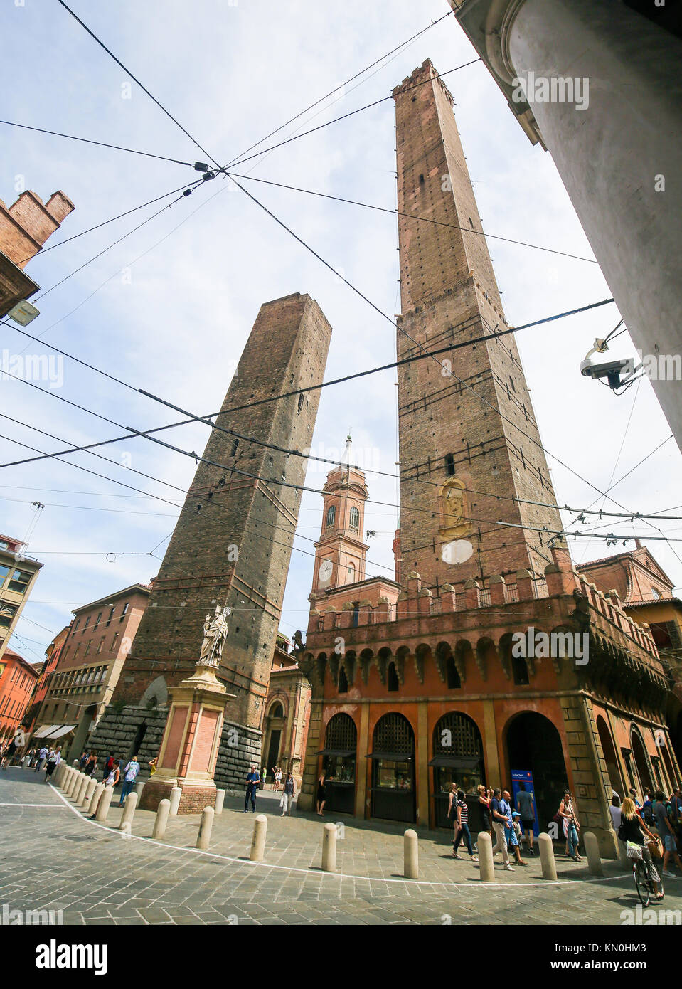 Le due torri o Due Torri, sia della loro inclinazione, sono il simbolo di Bologna, Italia. Foto Stock