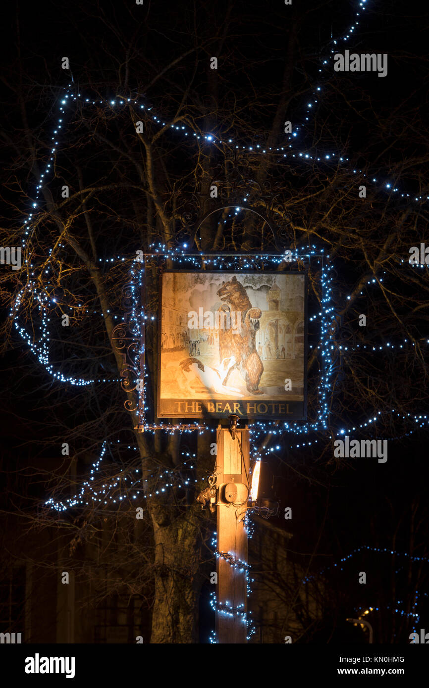 Le luci di Natale intorno al Macdonald Bear Hotel segno nelle prime ore del mattino. Woodstock, Oxfordshire, Inghilterra Foto Stock