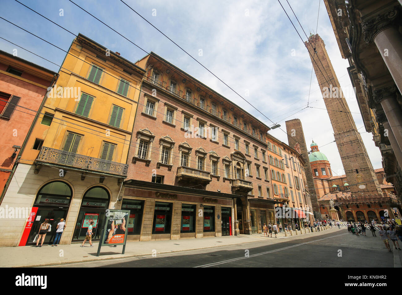 Le due torri o Due Torri, sia della loro inclinazione, sono il simbolo di Bologna, Italia. Foto Stock