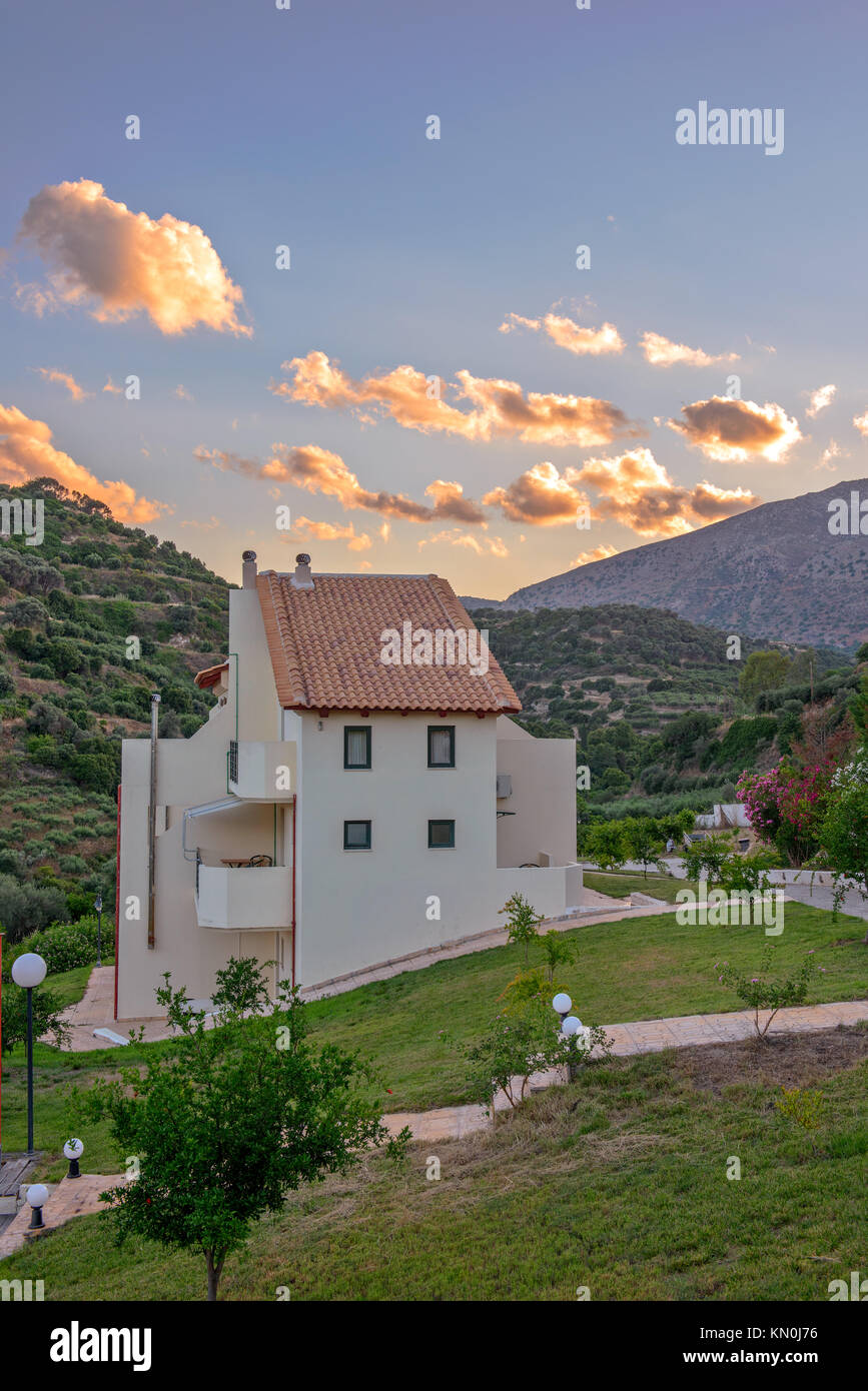Casa di montagna nella luce del tramonto Foto Stock