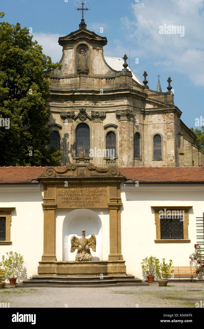 Tschechien, Ostböhmen, Rychnov, Reichenau: Hof im Schloss mit Blick auf die Alte Kirche am Schloss. Foto Stock