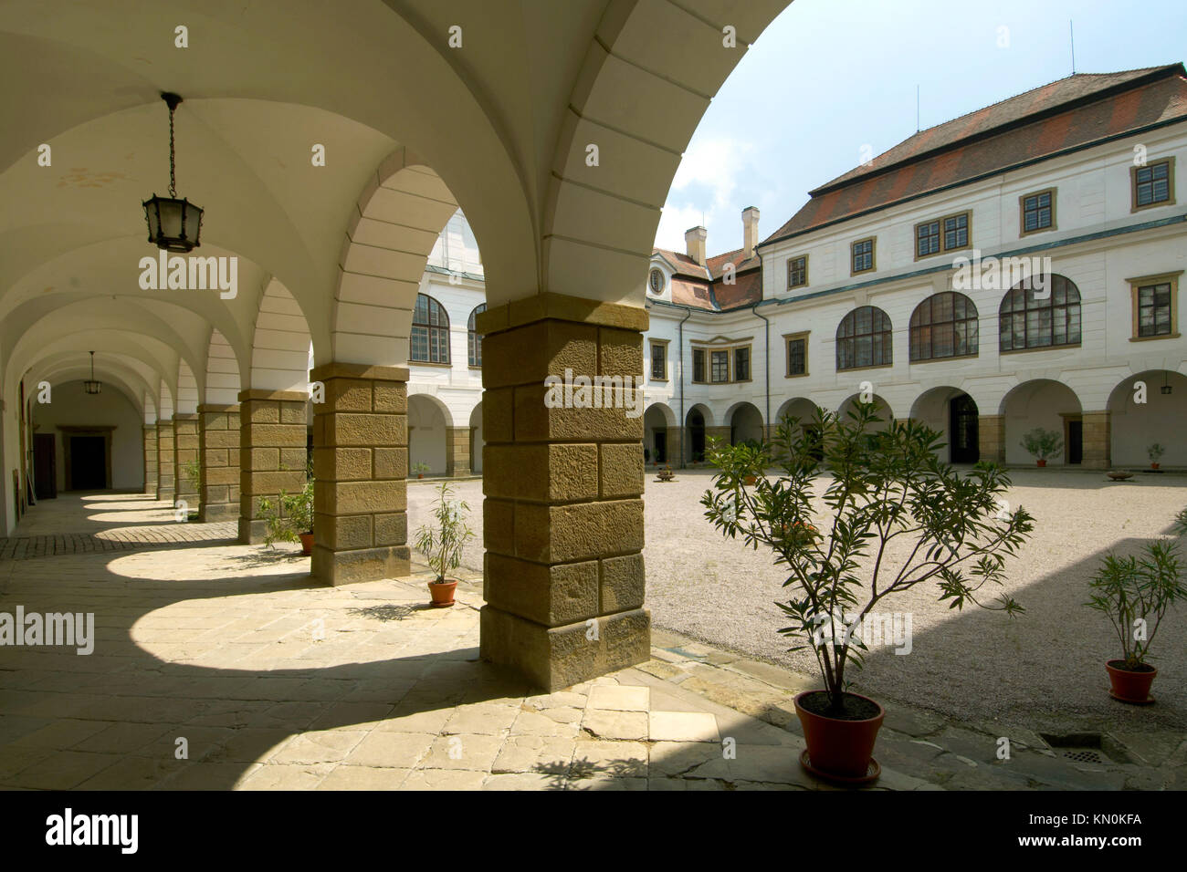 Tschechien, Ostböhmen, Rychnov, Reichenau: Hof im Schloss Foto Stock