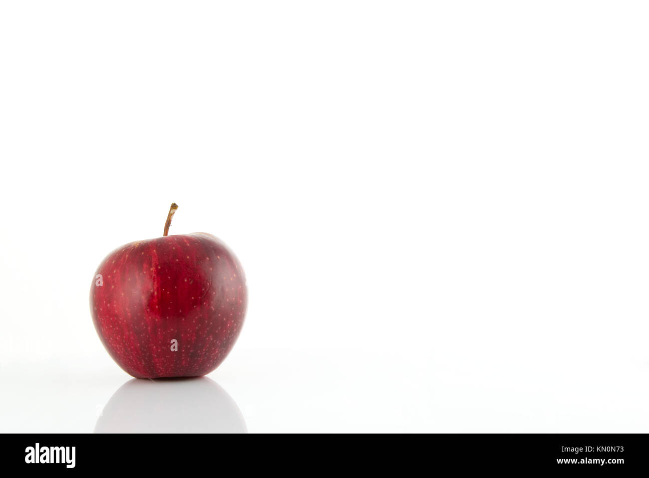 Apple rosso isolato su uno sfondo bianco. Mangiare sano concetto Foto Stock