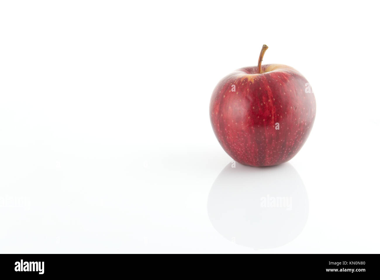 Apple rosso isolato su uno sfondo bianco. Mangiare sano concetto Foto Stock