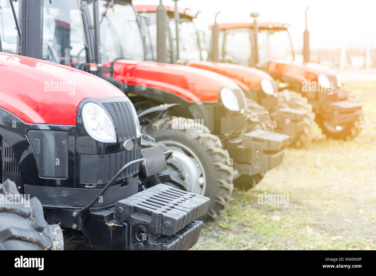 Attrezzature per agricoltura, macchine presentate ad una fiera agricola. Trattori all'esterno. Foto Stock
