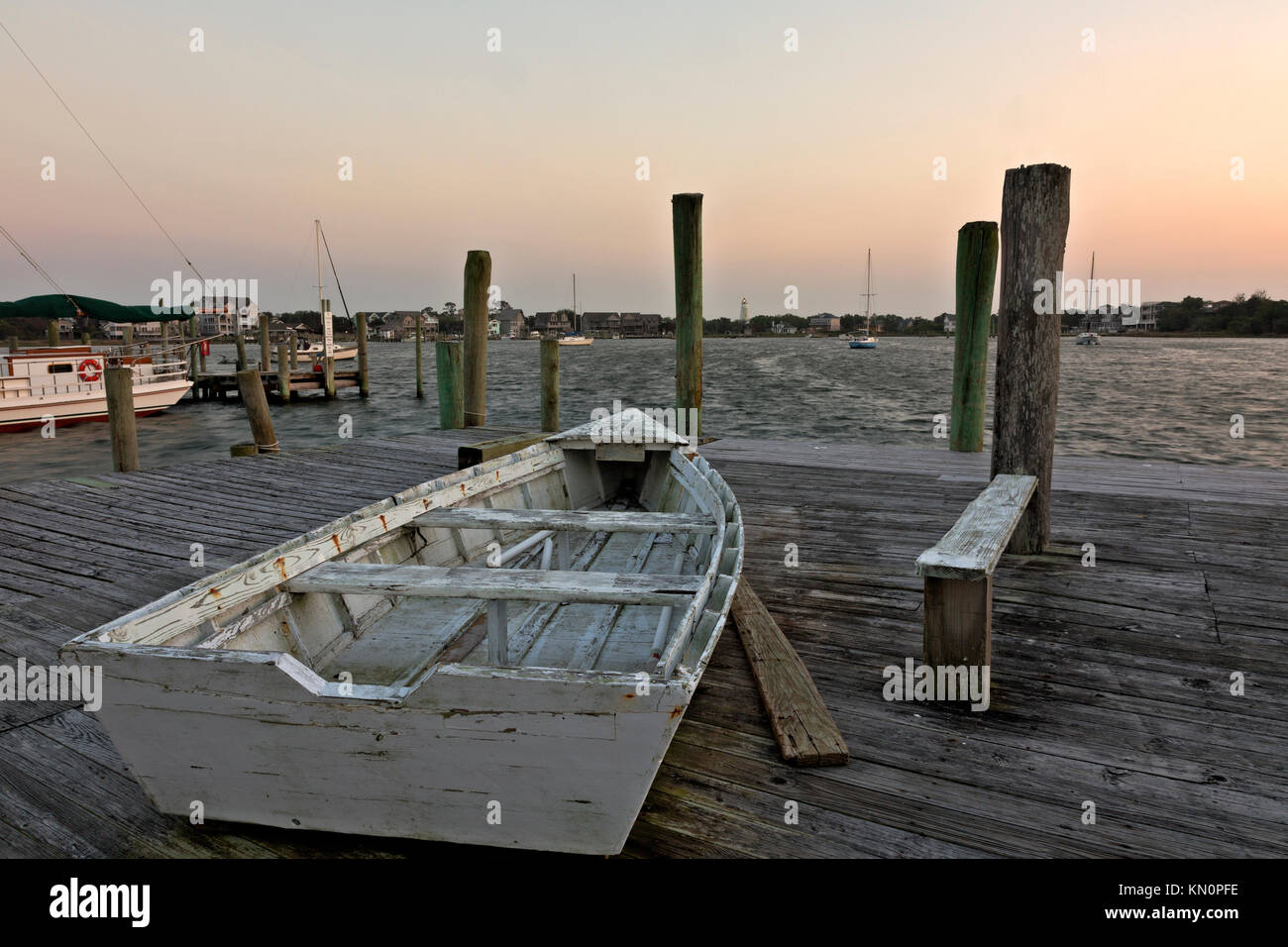 NC01035-00...North Carolina - serata presso il lago di argento in porto Ocracoke, sull'Outer Banks. Foto Stock