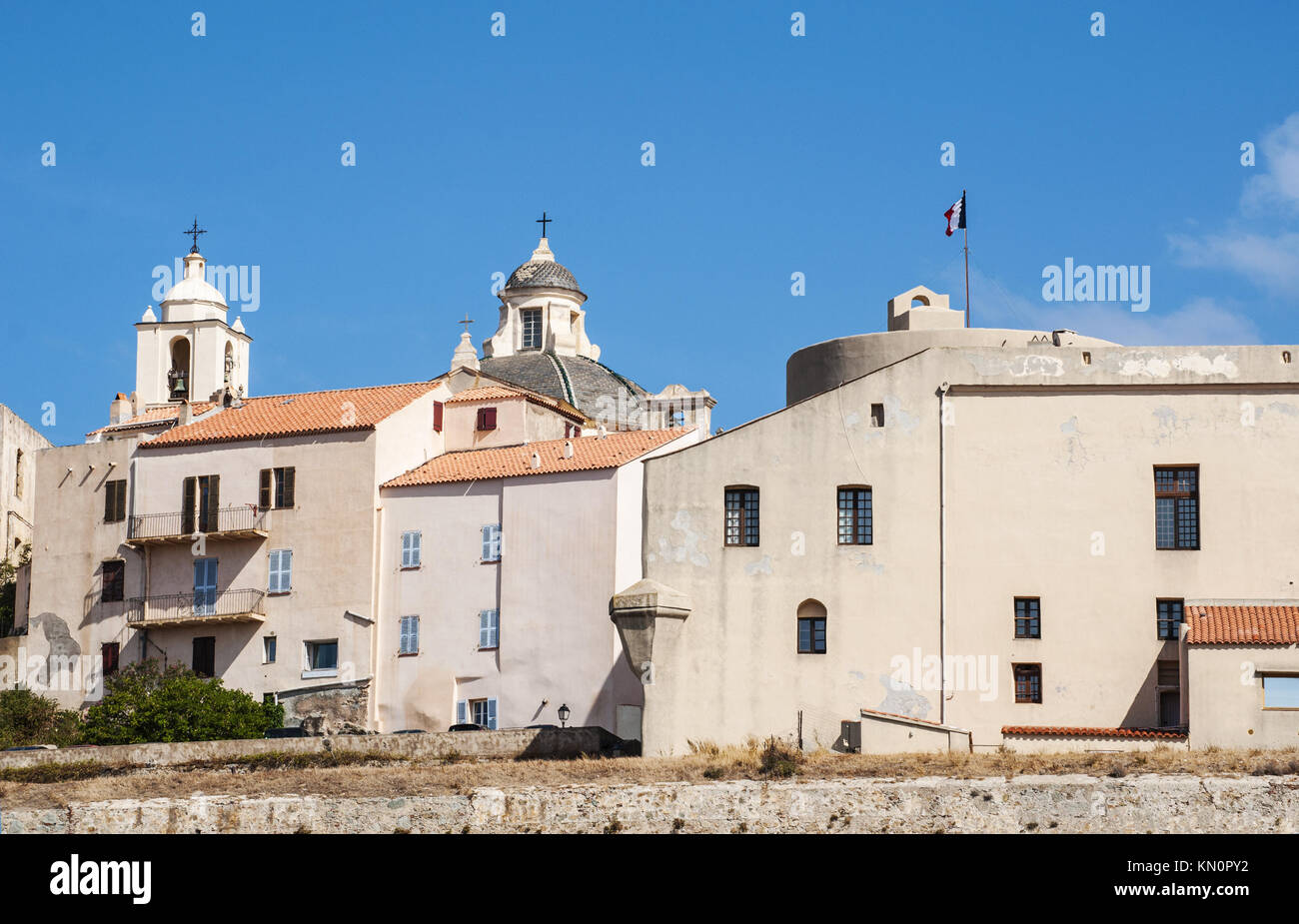 Corsica: skyline della cittadella di Calvi, famosa destinazione turistica sulla costa nord-ovest, con le sue antiche mura e i campanili delle chiese Foto Stock