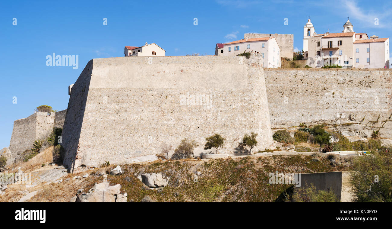Corsica: skyline della cittadella di Calvi, famosa destinazione turistica sulla costa nord-ovest, con le sue antiche mura e i campanili delle chiese Foto Stock