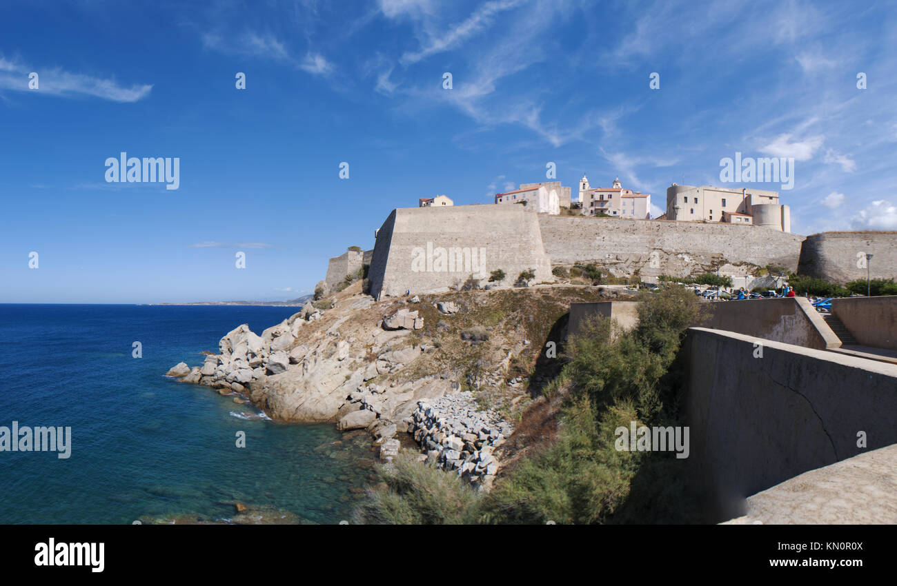 Corsica: Mare Mediterraneo e la veduta dello skyline della cittadella di Calvi, famosa destinazione turistica sulla costa nord-ovest, con le sue antiche mura Foto Stock