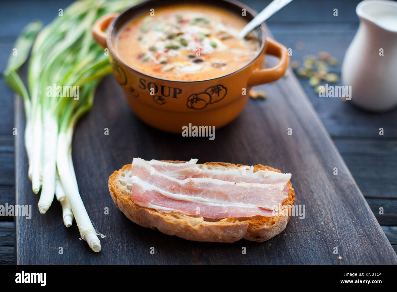 Aprire il panino con pancetta affumicata e crema di zucca zuppa. Foto Stock