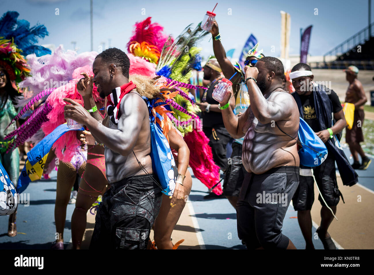 Power x quattro kadooment band proveniente attraverso lo stadio nazionale; Waterford; st. Michael; Barbados Foto Stock