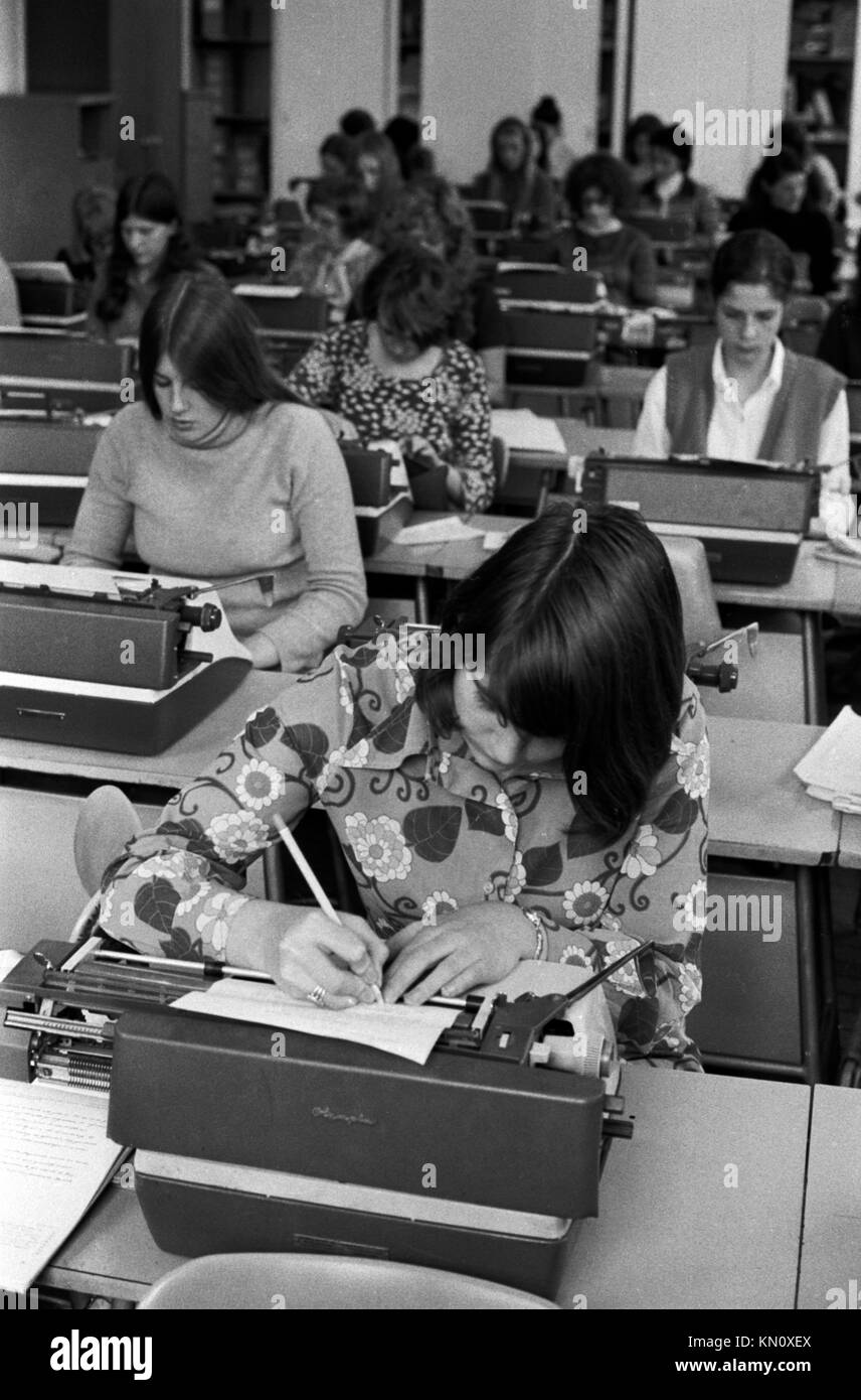 Typewriter Typing Pool 1970s Regno Unito. Gruppo di donne, lavoro d'ufficio a Londra. Lavoratrici che usano macchine da scrivere anni '70 Inghilterra 1972 HOMER SYKES Foto Stock