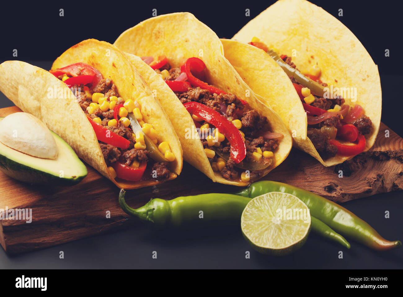 Tre Mexican Tacos Con Carne Macinata E Mescolare Le Verdure Su Uno Sfondo Nero Piatto Messicano Con Avocado Speziato E Caldo Il Cibo Di Strada Foto Stock Alamy