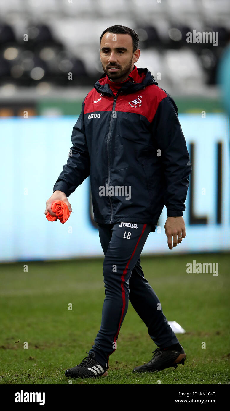 Swansea City player-allenatore Leon Britton durante il warm-up prima che il Premier League match al Liberty Stadium, Swansea. Foto Stock