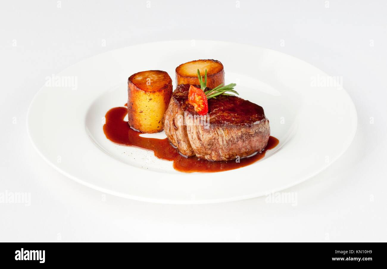 Filetto Di Manzo Con Fondente Di Patate E Salsa Al Vino Rosso Su Una Piastra Bianca Foto Stock Alamy