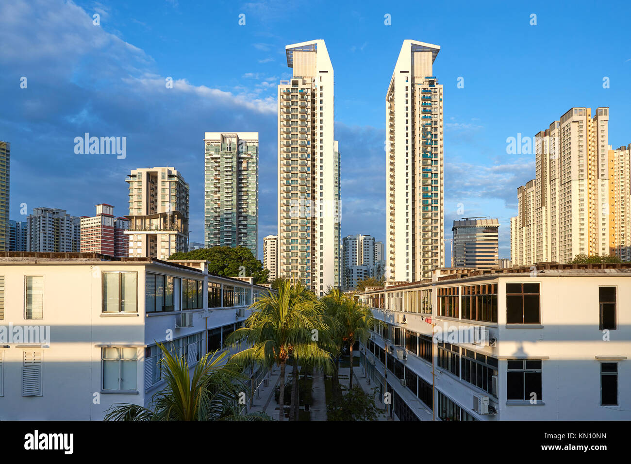 In contrasto basso e alto edificio residenziale in alloggiamento Tiong Bahru, Singapore. Foto Stock