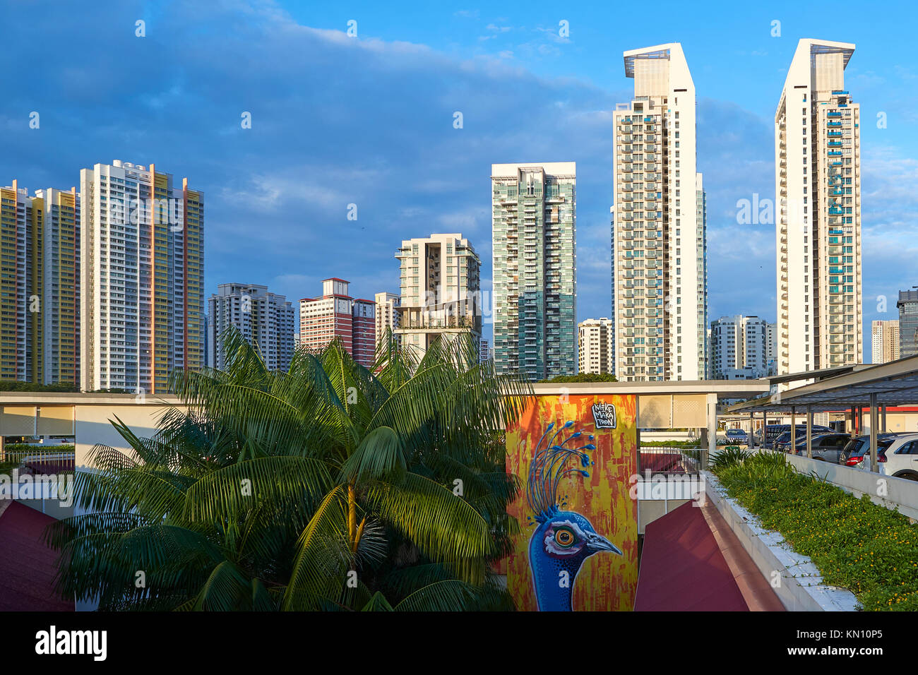 In contrasto basso e alto edificio residenziale in alloggiamento Tiong Bahru, Singapore. Foto Stock