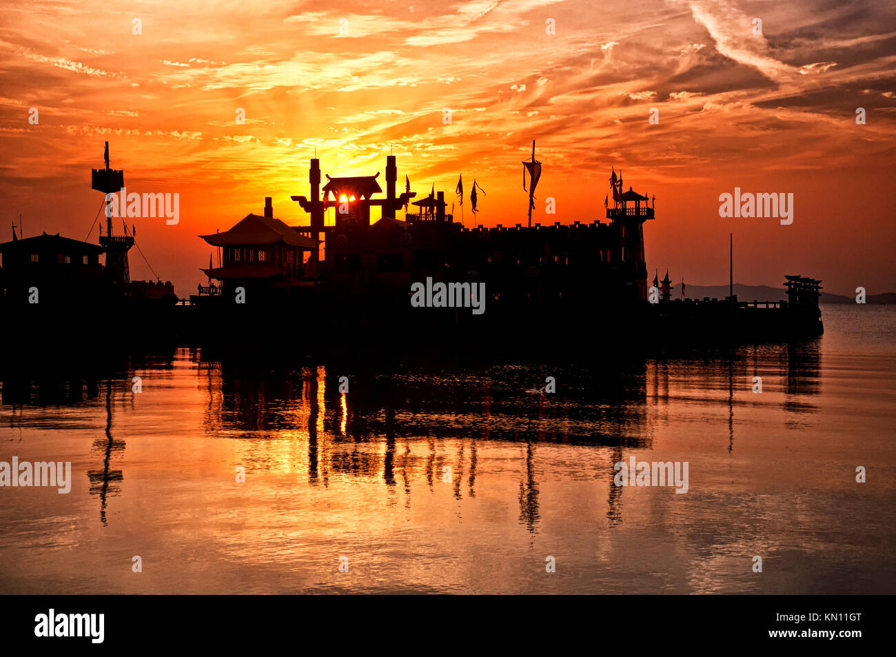 I tre regni scenic area della replica di base navale in Wuxi Cina sul lago Tai o taihu nella provincia di Jiangsu al tramonto. Foto Stock