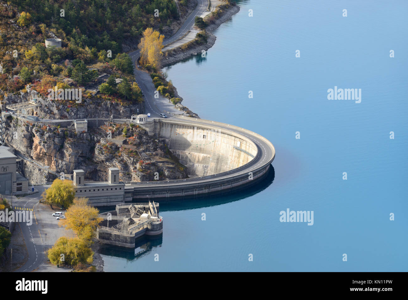 Veduta aerea della diga di sbarramento o sul lago di Castillon, utilizzato per generare potere idroelettrico, vicino Castellane, Provenza Foto Stock