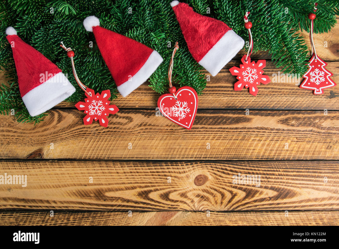 Immagini Di Cappelli Di Babbo Natale.Holiday Sfondo Con Cappelli Di Babbo Natale E Il Tradizionale Natale Decorazione Su Legno Vecchio Foto Stock Alamy