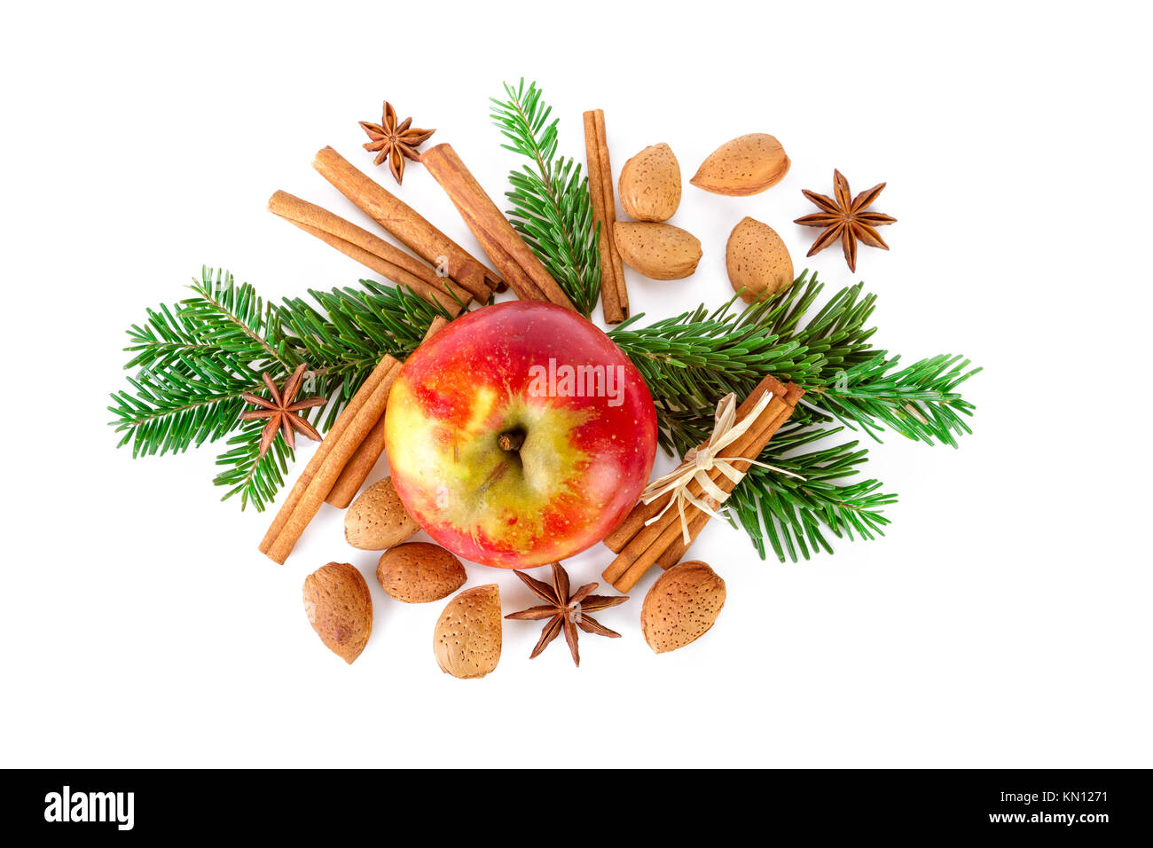 Disposizione di natale con mela rossa, ramo di abete e spezie flat laici su bianco Foto Stock