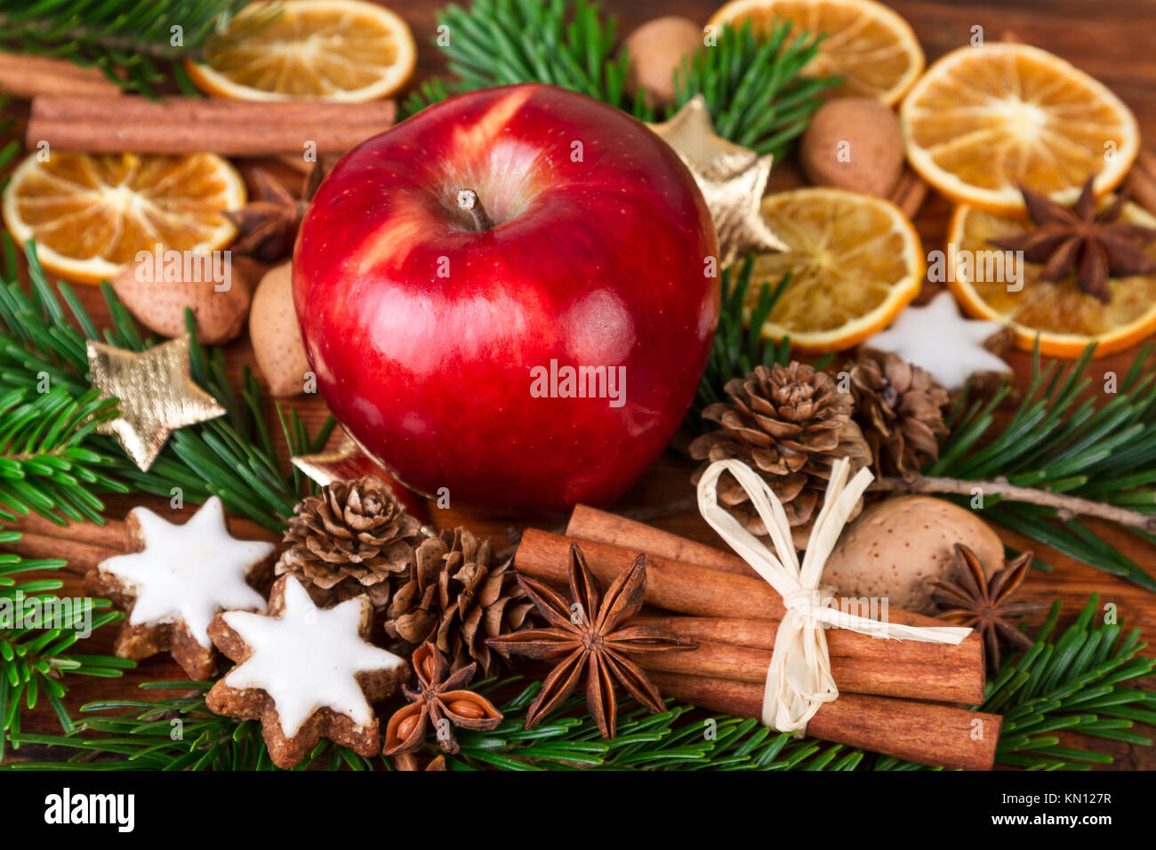 Natale spezie con mela rossa decorata su un vecchio sfondo di legno Foto Stock