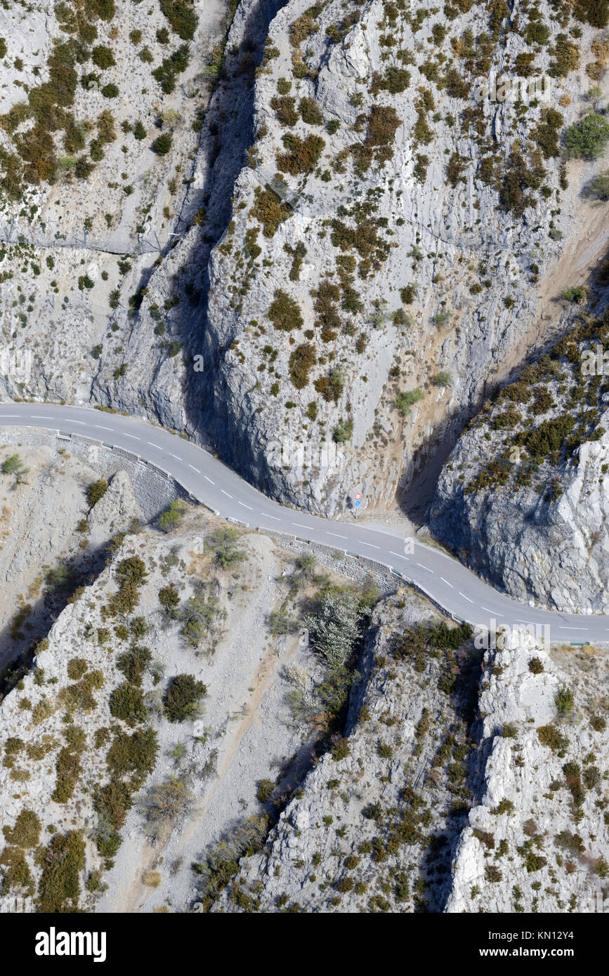 Vista aerea della Strada alpina attraverso il Clue de Taulanne o Taulanne Canyon nel Verdon parco regionale, nei pressi di Castellane, Provenza Foto Stock