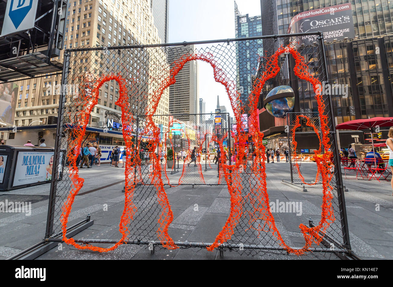 NEW YORK CITY - 22 Luglio: vicinanza della installazione di Arles Del Rio in Times Square sulla luglio 22, 2014 a New York. La procedura di installazione è presentato da tempi S Foto Stock