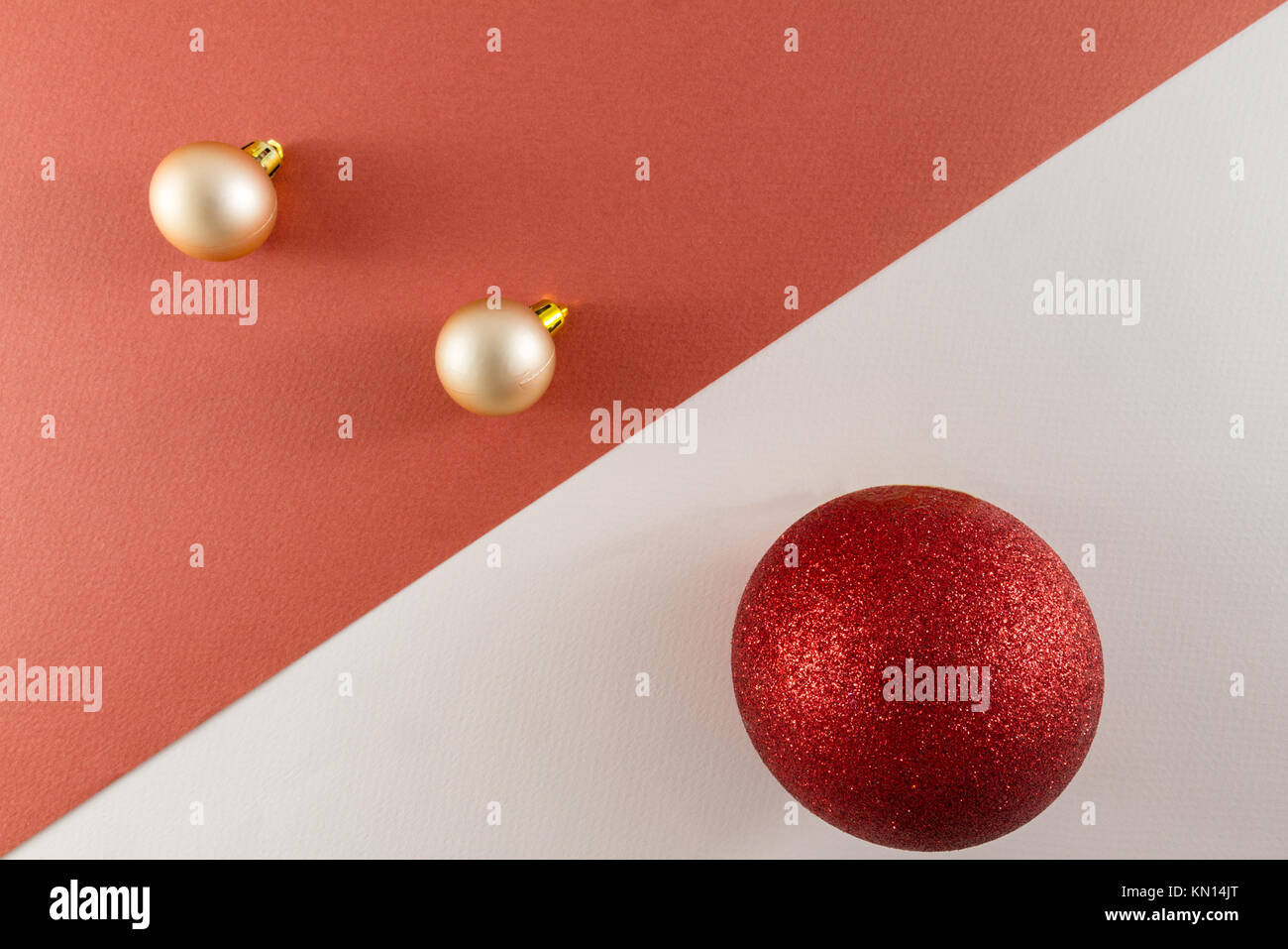 Le palle di Natale isolati disposti diagonalmente sul marrone e sfondo bianco. Vista da sopra con lo spazio di copia Foto Stock