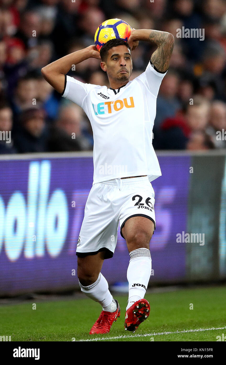 Il Kyle Naughton di Swansea City si lancia durante la partita della Premier League al Liberty Stadium di Swansea. PREMERE ASSOCIAZIONE foto. Data immagine: Sabato 9 dicembre 2017. Vedi PA storia CALCIO Swansea. Il credito fotografico dovrebbe essere: Nick Potts/PA Wire. RESTRIZIONI: Nessun utilizzo con audio, video, dati, elenchi di apparecchi, logo di club/campionato o servizi "live" non autorizzati. L'uso in-match online è limitato a 75 immagini, senza emulazione video. Nessun utilizzo nelle scommesse, nei giochi o nelle pubblicazioni di singoli club/campionati/giocatori. Foto Stock