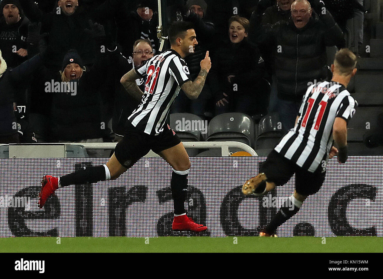 Joselu (a sinistra) di Newcastle United festeggia il suo primo gol della partita durante la partita della Premier League a St James' Park, Newcastle. PREMERE ASSOCIAZIONE foto. Data immagine: Sabato 9 dicembre 2017. Scopri la storia di calcio della Pennsylvania Newcastle. Il credito fotografico dovrebbe essere: Owen Humphreys/PA Wire. RESTRIZIONI: Nessun utilizzo con audio, video, dati, elenchi di apparecchi, logo di club/campionato o servizi "live" non autorizzati. L'uso in-match online è limitato a 75 immagini, senza emulazione video. Nessun utilizzo nelle scommesse, nei giochi o nelle pubblicazioni di singoli club/campionati/giocatori. Foto Stock