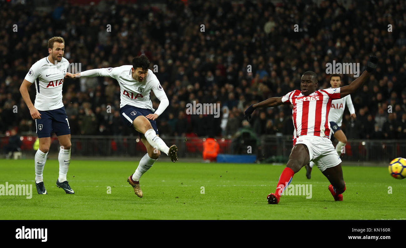 Tottenham Hotspur figlio di punteggi Heung-Min il suo lato del secondo obiettivo durante il match di Premier League allo Stadio di Wembley, Londra. Foto Stock