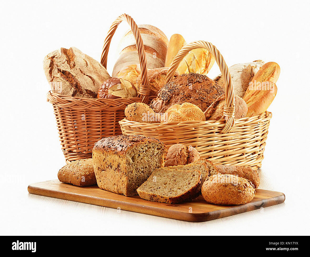 Composizione con il pane e i panini in cesto in vimini isolato su bianco  Foto stock - Alamy