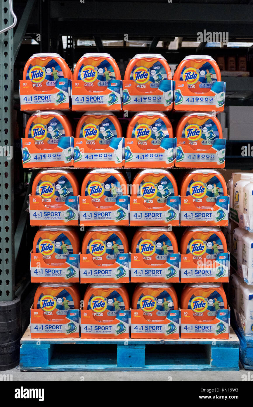 Grandi confezioni di detergente Tide pods per vendita a BJ's Club all'ingrosso in Whitestone, Queens, a New York. Foto Stock