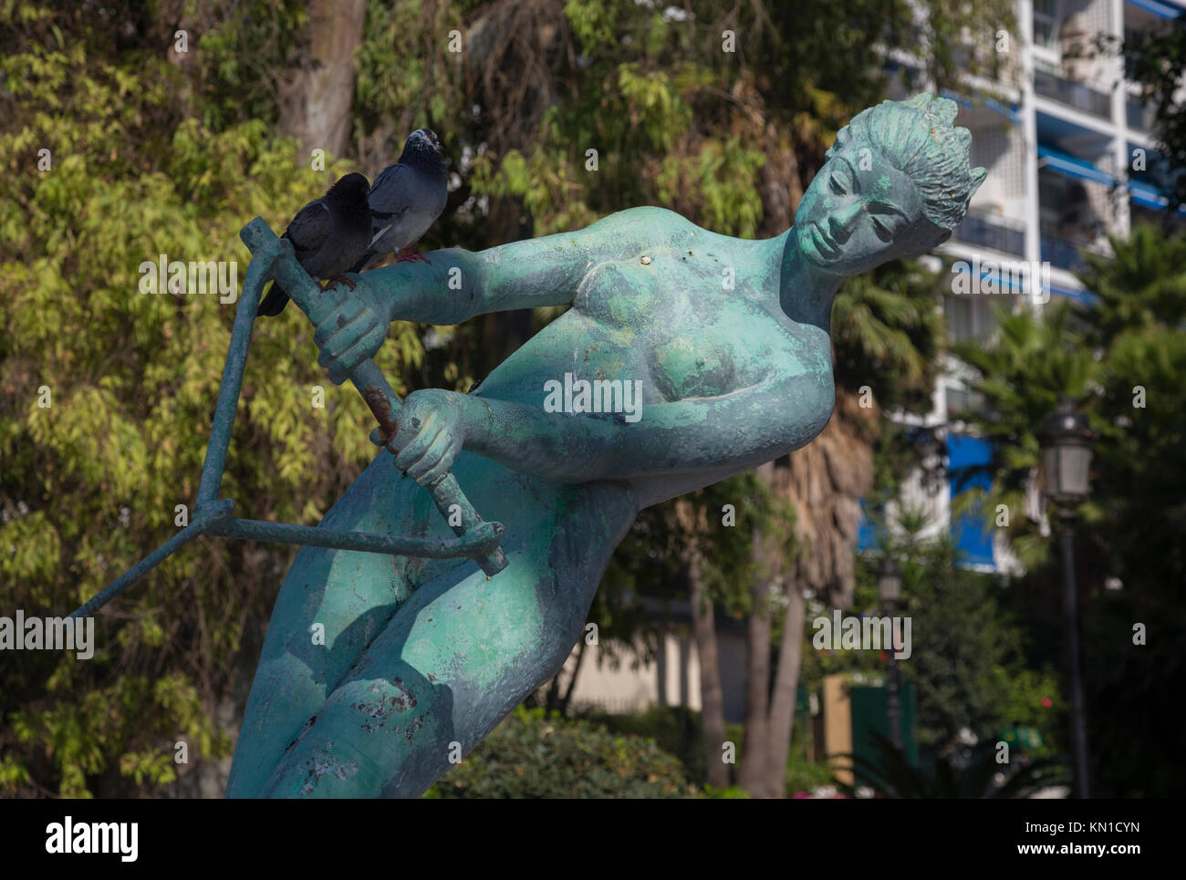 Statua di bronzo di una femmina di acqua sciatore in sella a una fontana di acqua vicino al centro di informazioni turistiche, Av. Duque de Ahumada, Marbella, Spagna Foto Stock