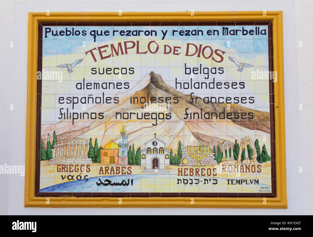 Piastrellate Templo de Dios mosaico a parete in Plaza de la Iglesia sulla parete di Iglesia de Nuestra Señora de la Encarnación, Marbella, Spagna Foto Stock